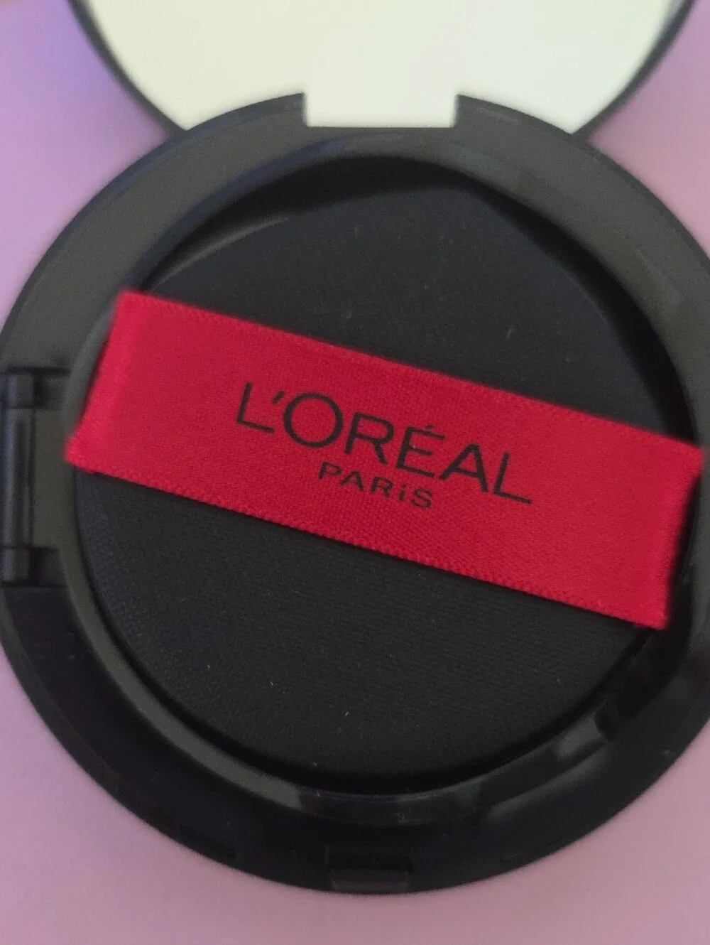 L'Oreal Compact Foundation - Black & Red Accents